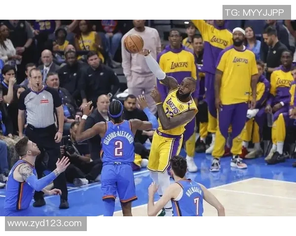 2010年湖人与雷霆的激烈对决回顾与精彩瞬间分析